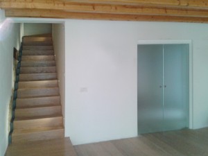 porta vetro satinato con cassa legno laccato vetro float trasparente vetra srl vetrate artistiche udine pordenone treviso alessandra rosso vetra (7)                             